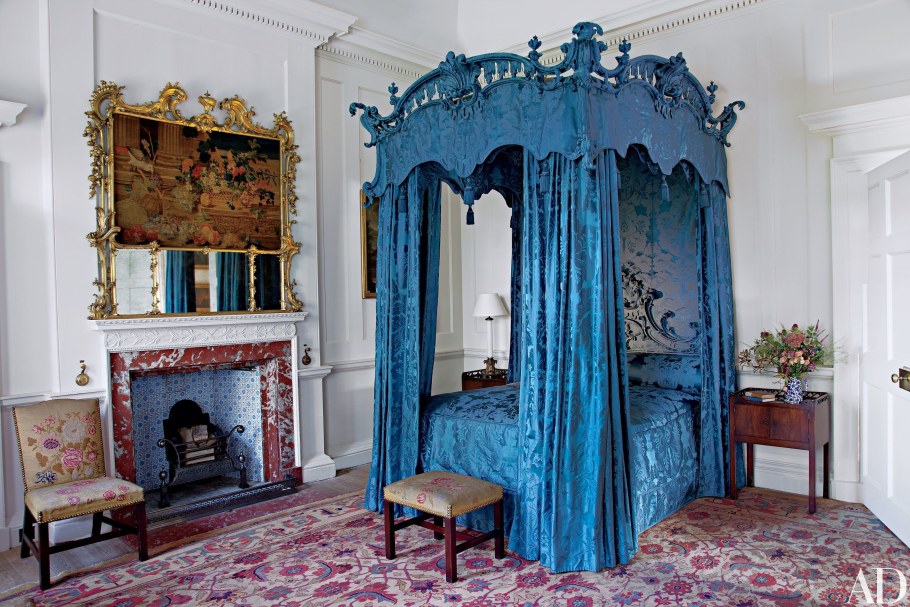 Кровать рококо на белом фоне