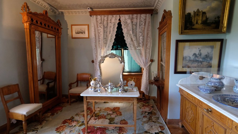 Гостиная столовая среднего размера