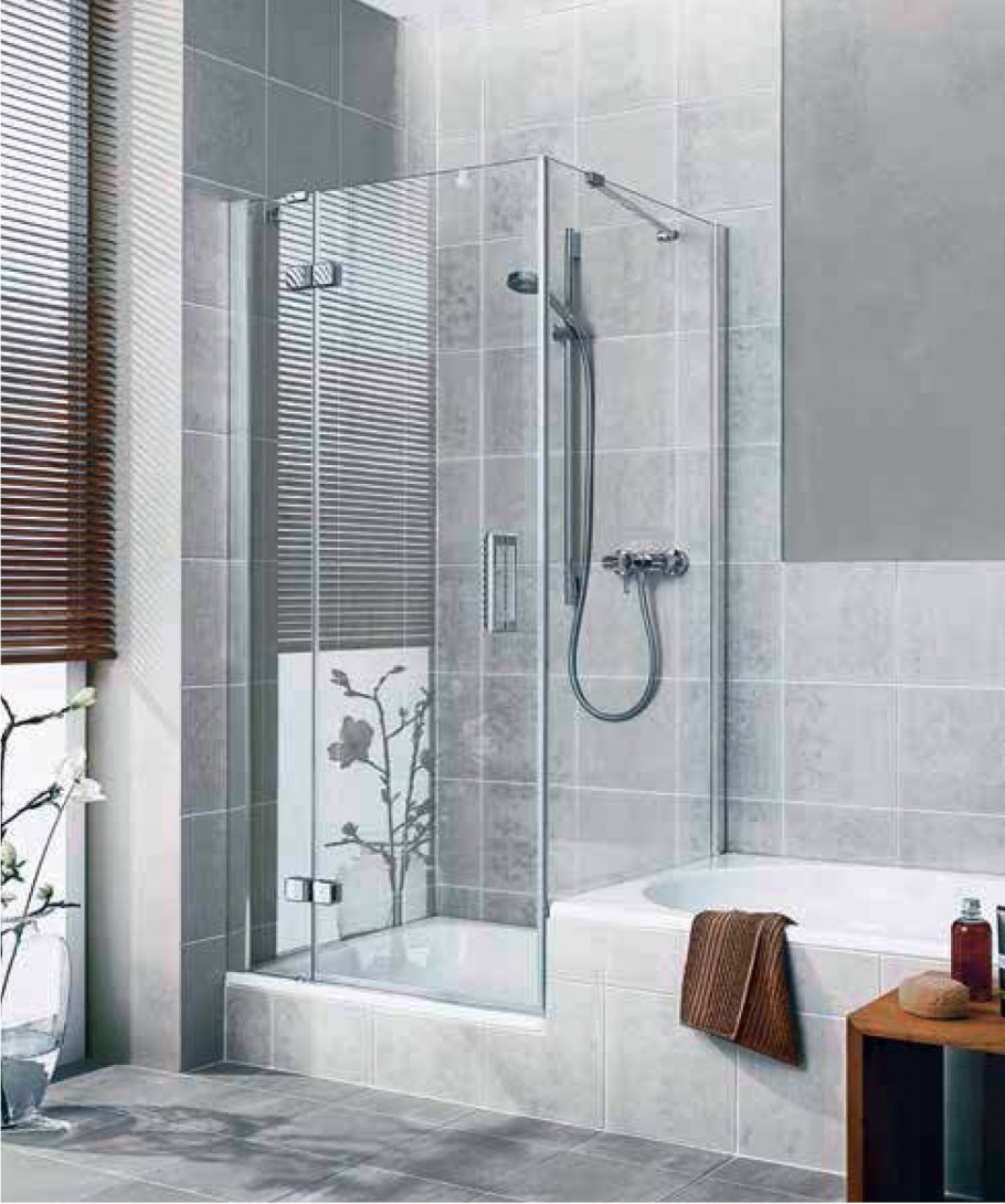 Ванная комната с душевой посередине