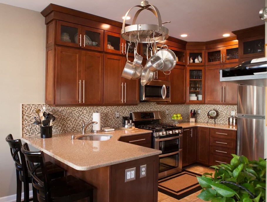 Красно желтая кухня