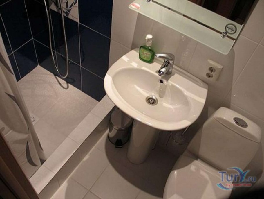 Туалет с ванной в гостинке