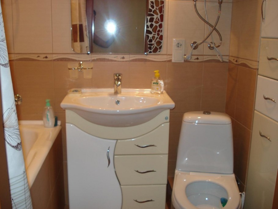 Ванная зеленой плиткой в хрущевке