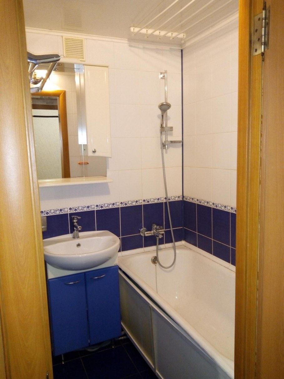 Маленькая совмещенная ванна с туалетом