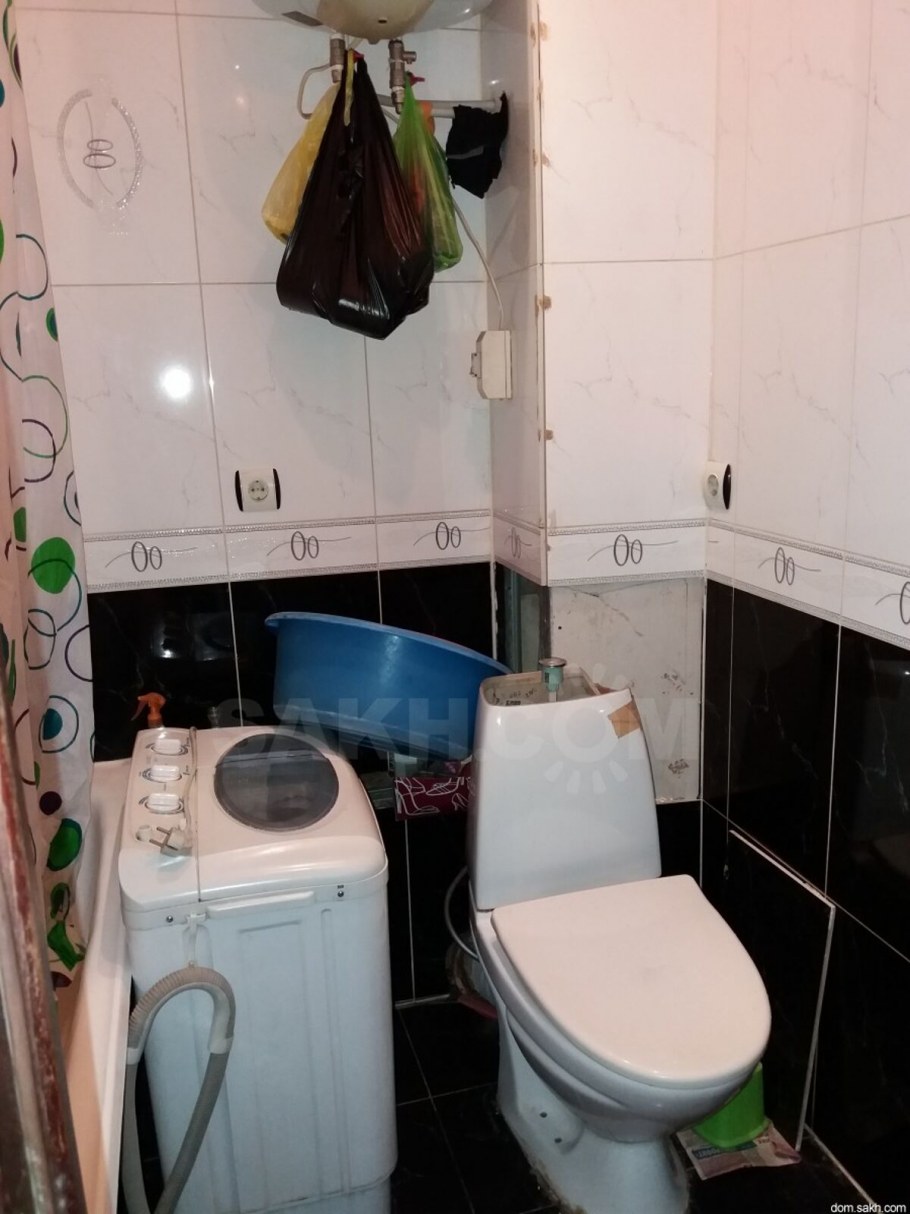 Туалет с ванной в гостинке