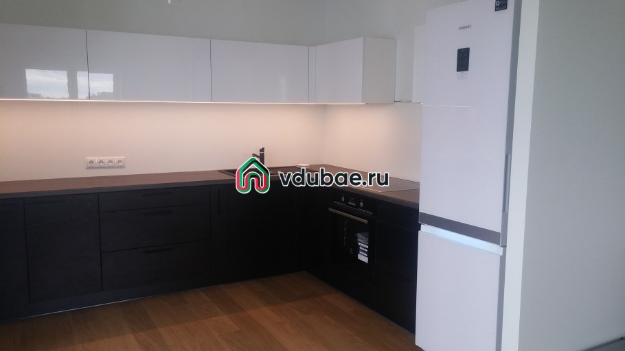 Кухня темный низ белый верх и белая столешница