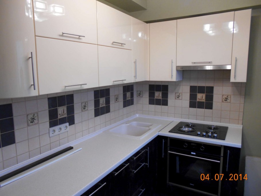 Кухня глянец низ черный верх ваниль