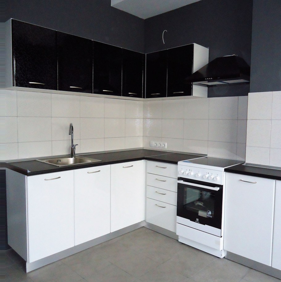 Кухня угловая до потолка черный низ белый верх