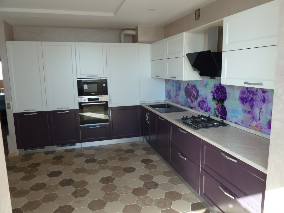 Кухни белый верх темный низ фартук яркий