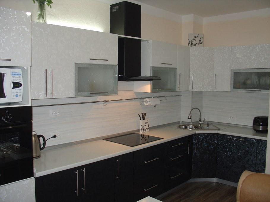 Черная кухня с блестками глянец