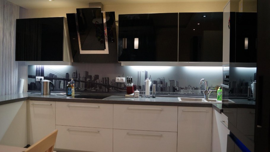 Фартук для черно белой кухни