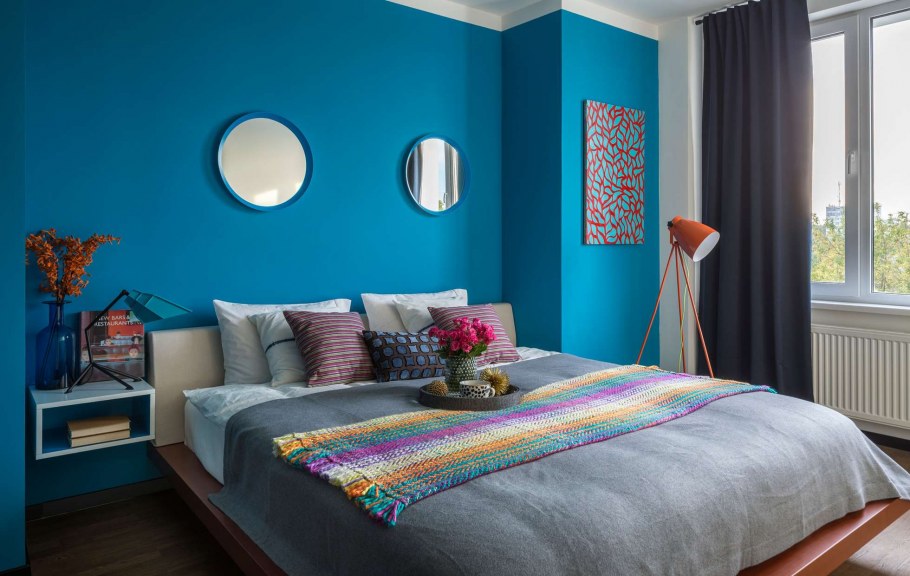 Спальня в ярких тонах