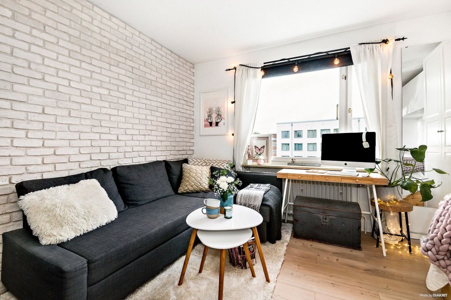 Белая кирпичная стена в интерьере