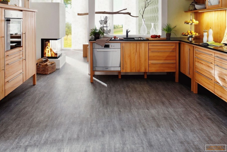 Кухня с полосатым линолеумом