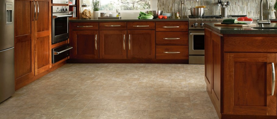 Деревянный пол на кухне