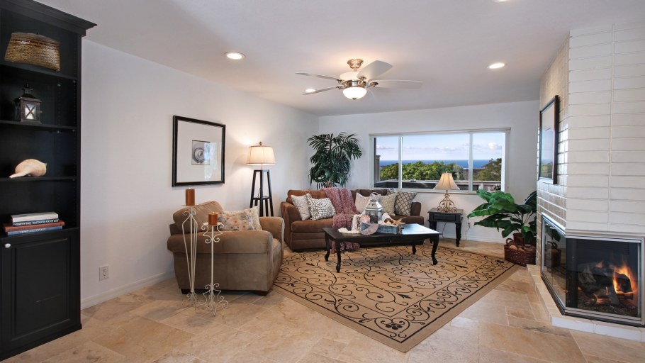 Светлая гостиная с камином