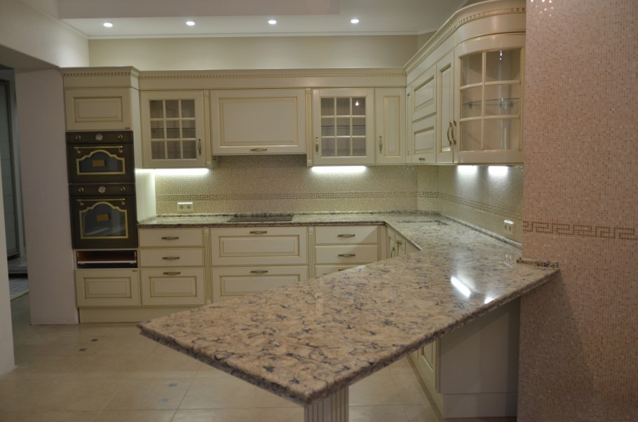 Бежевый гранит столешница