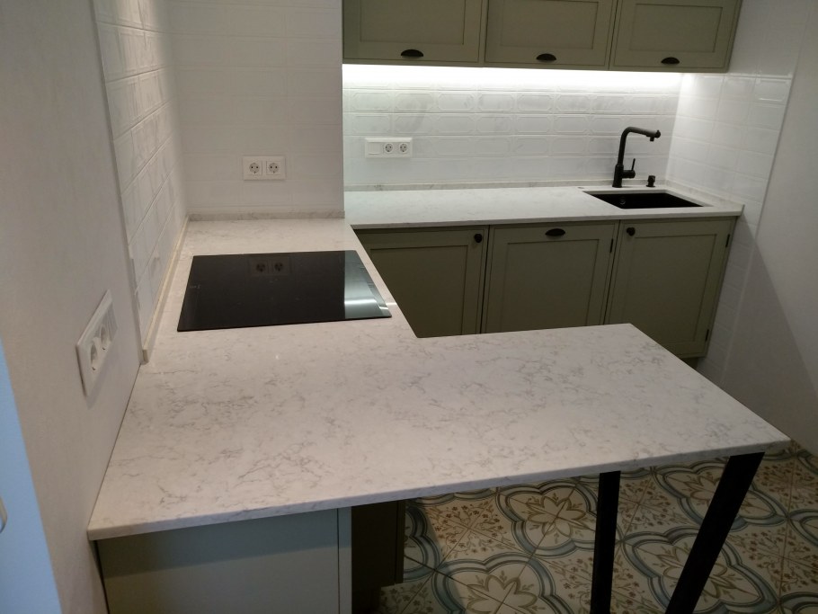 Гранитная светлая столешница на кухне