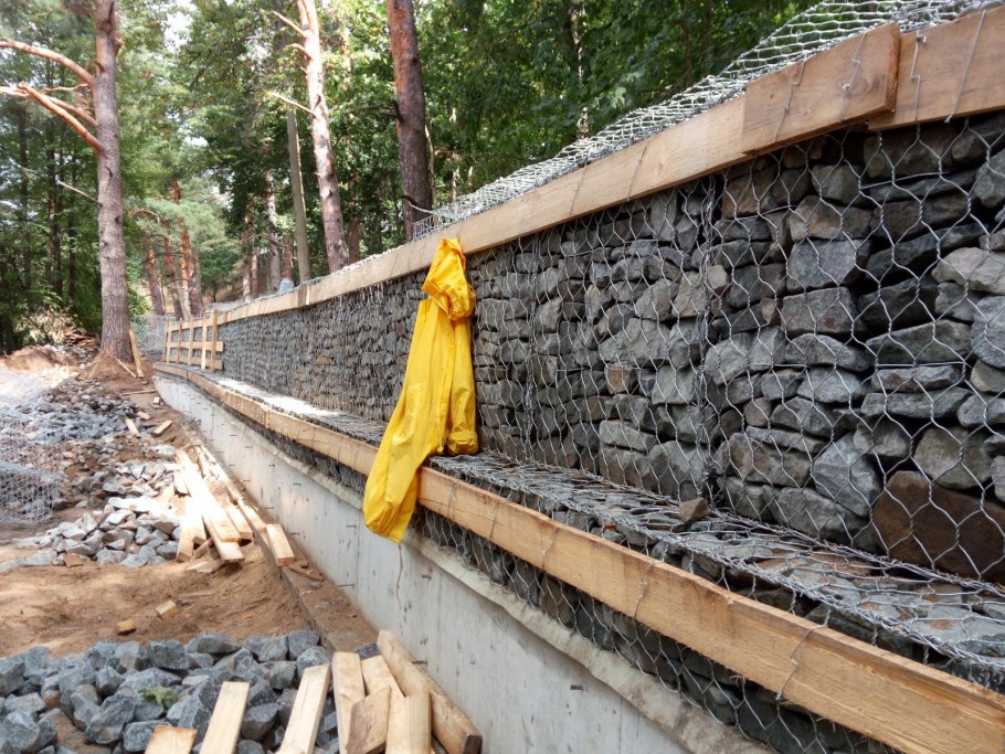 Габионы лавочки подпорная стена