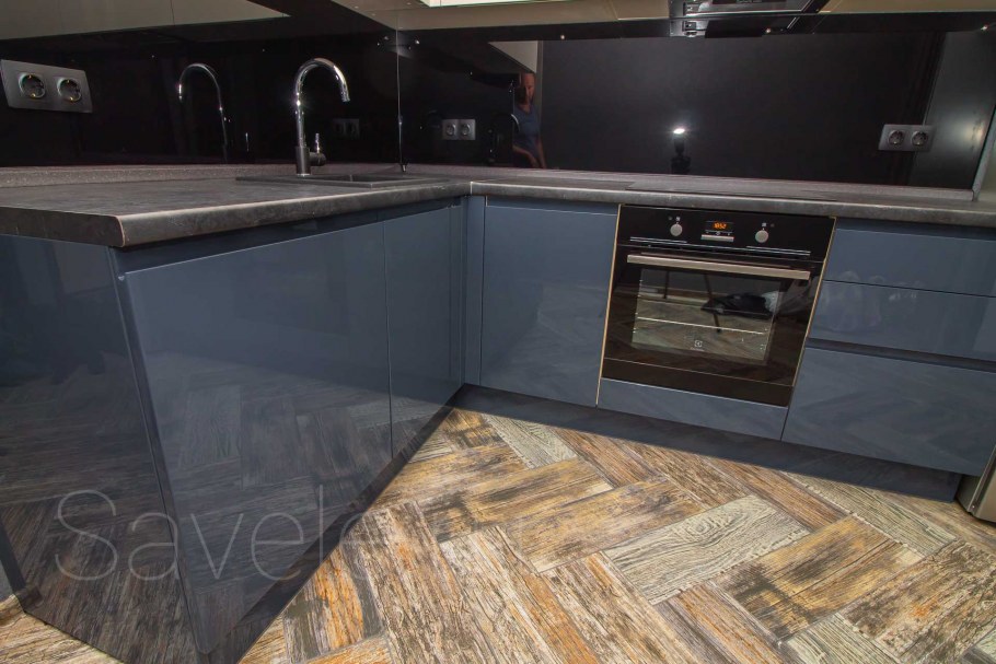 Кухня с синей столешницей