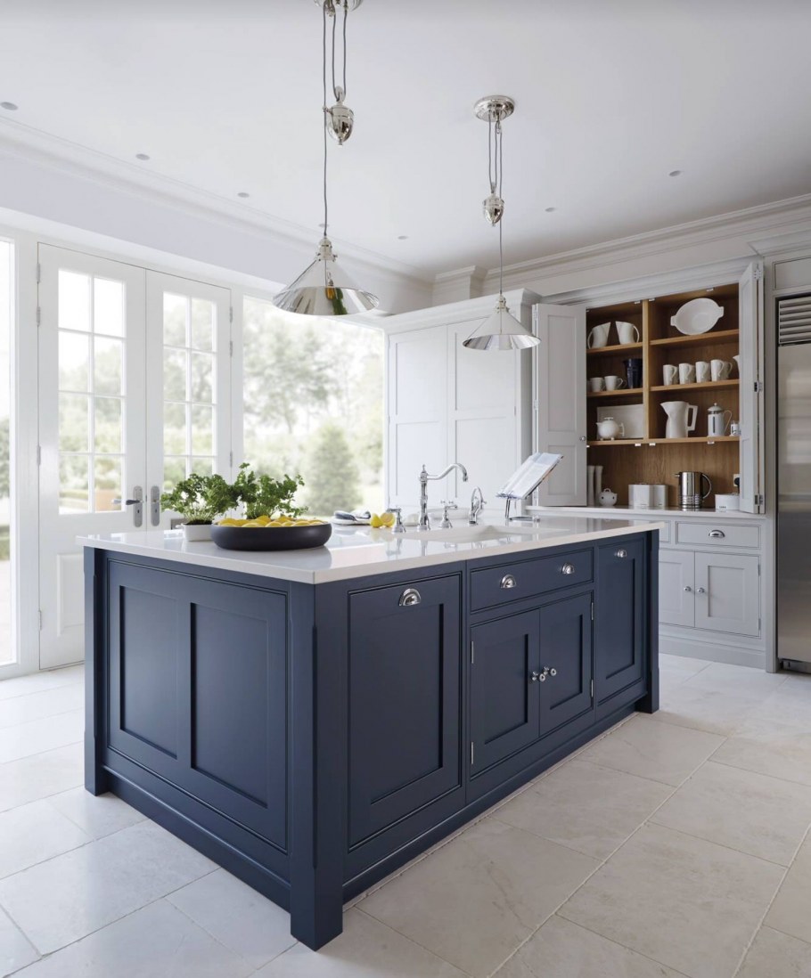 Синяя кухня с мраморным фартуком