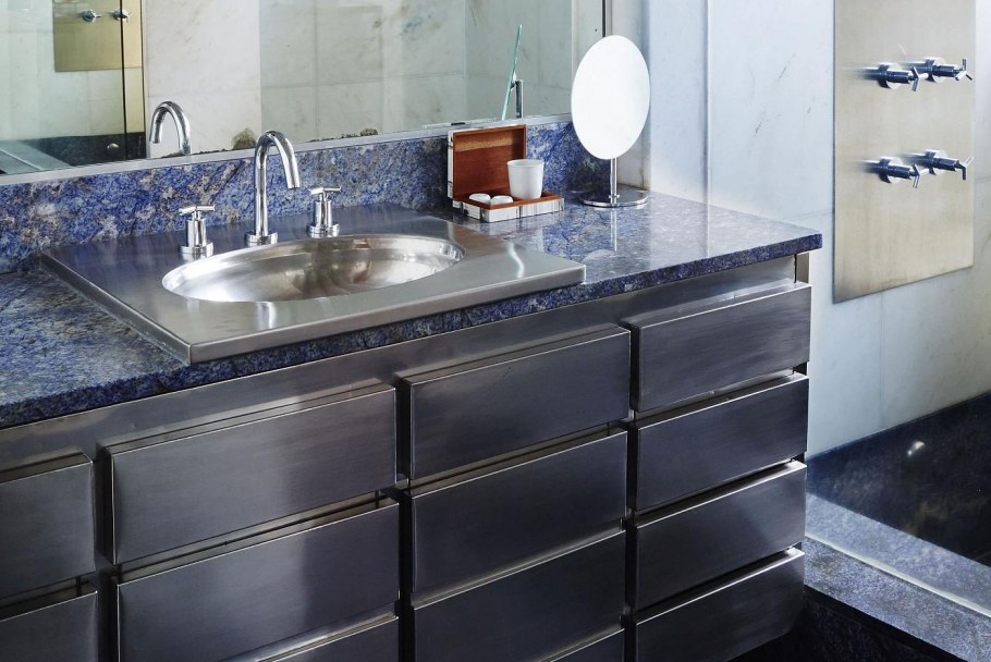 Синяя мраморная столешница