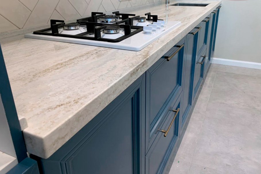 Кухня с синим фартуком