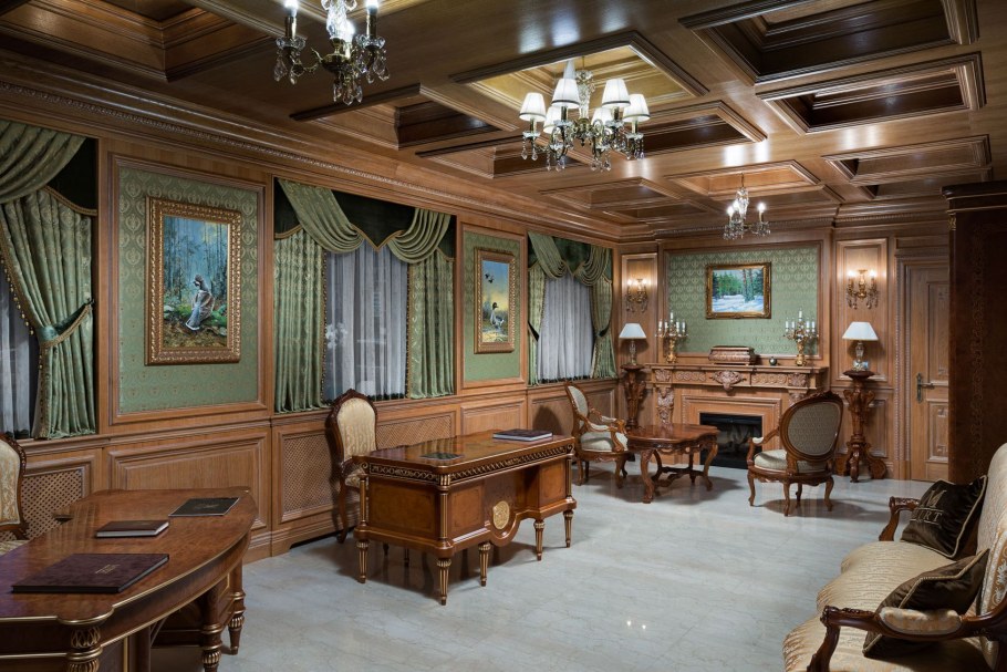 Кабинет отделанный деревом