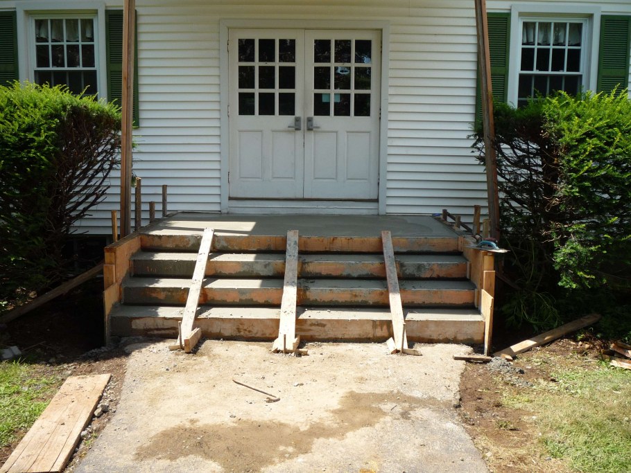 Крыльцо на даче из бетона