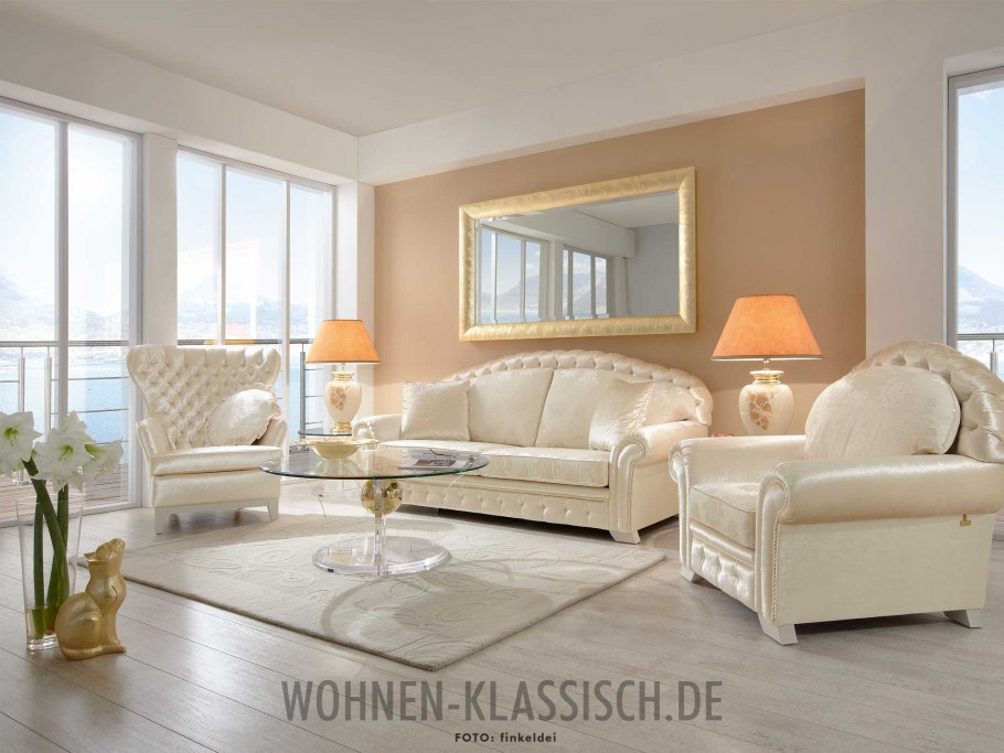 Диван карамельного цвета в интерьере