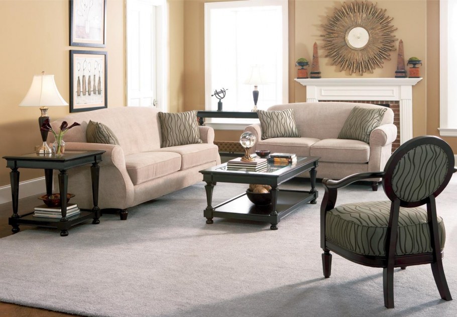 Гостиная в бежевых тонах с диваном и креслами