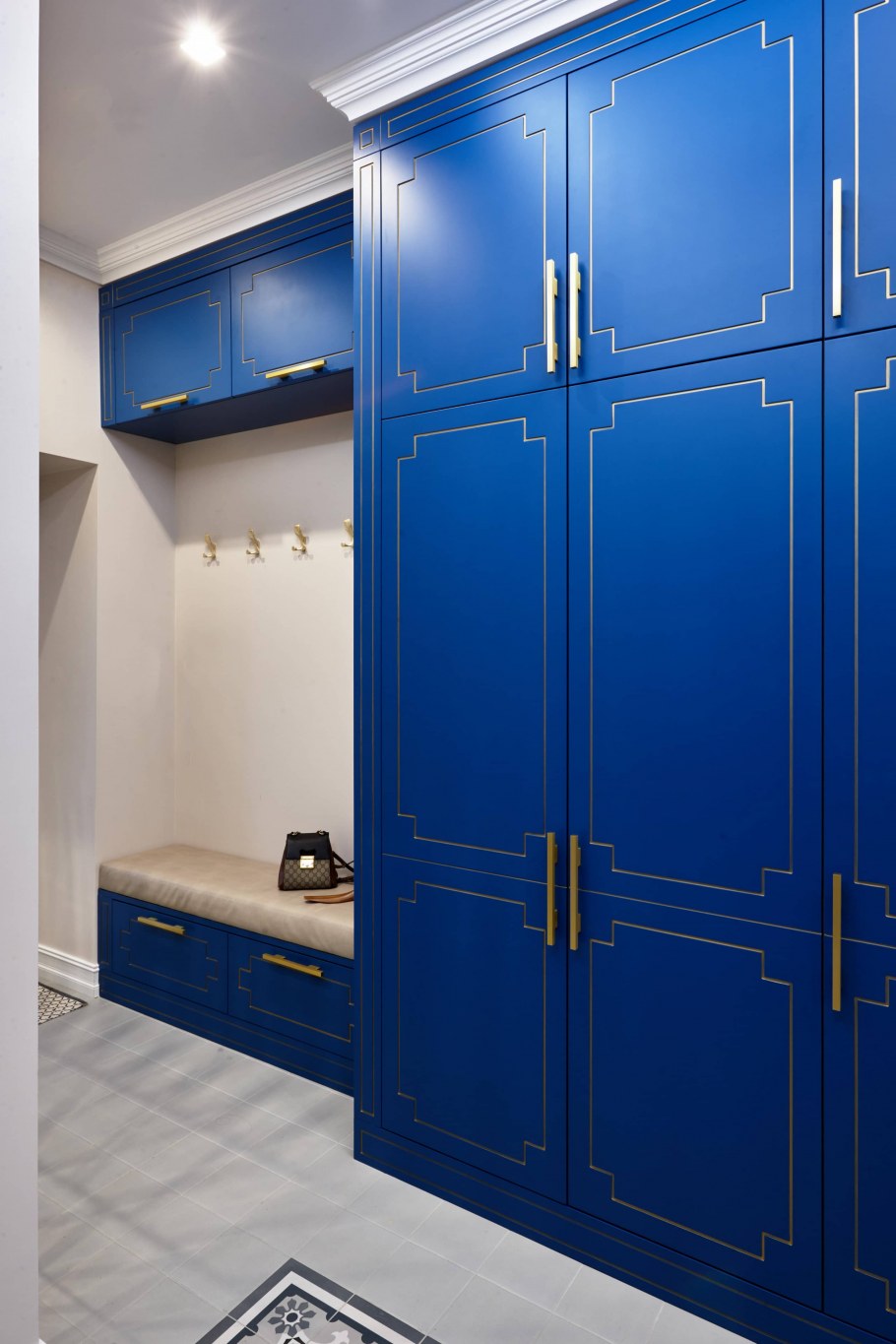 Голубой шкаф с золотыми ручками