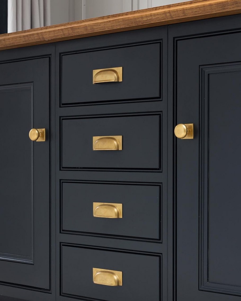 Черный шкаф с золотыми ручками