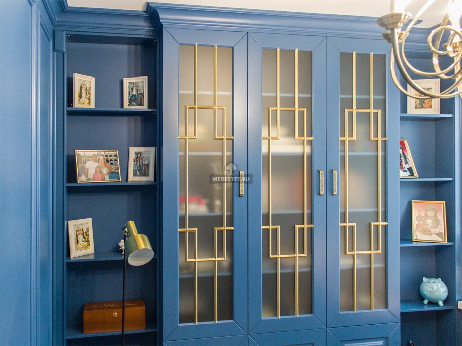 Синий шкаф с золотыми ручками