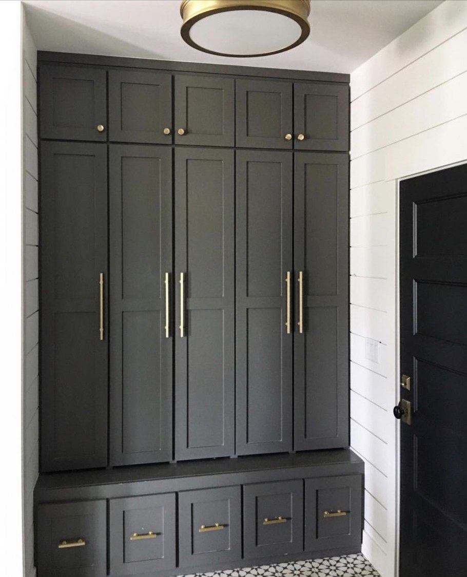 Серый шкаф в прихожую