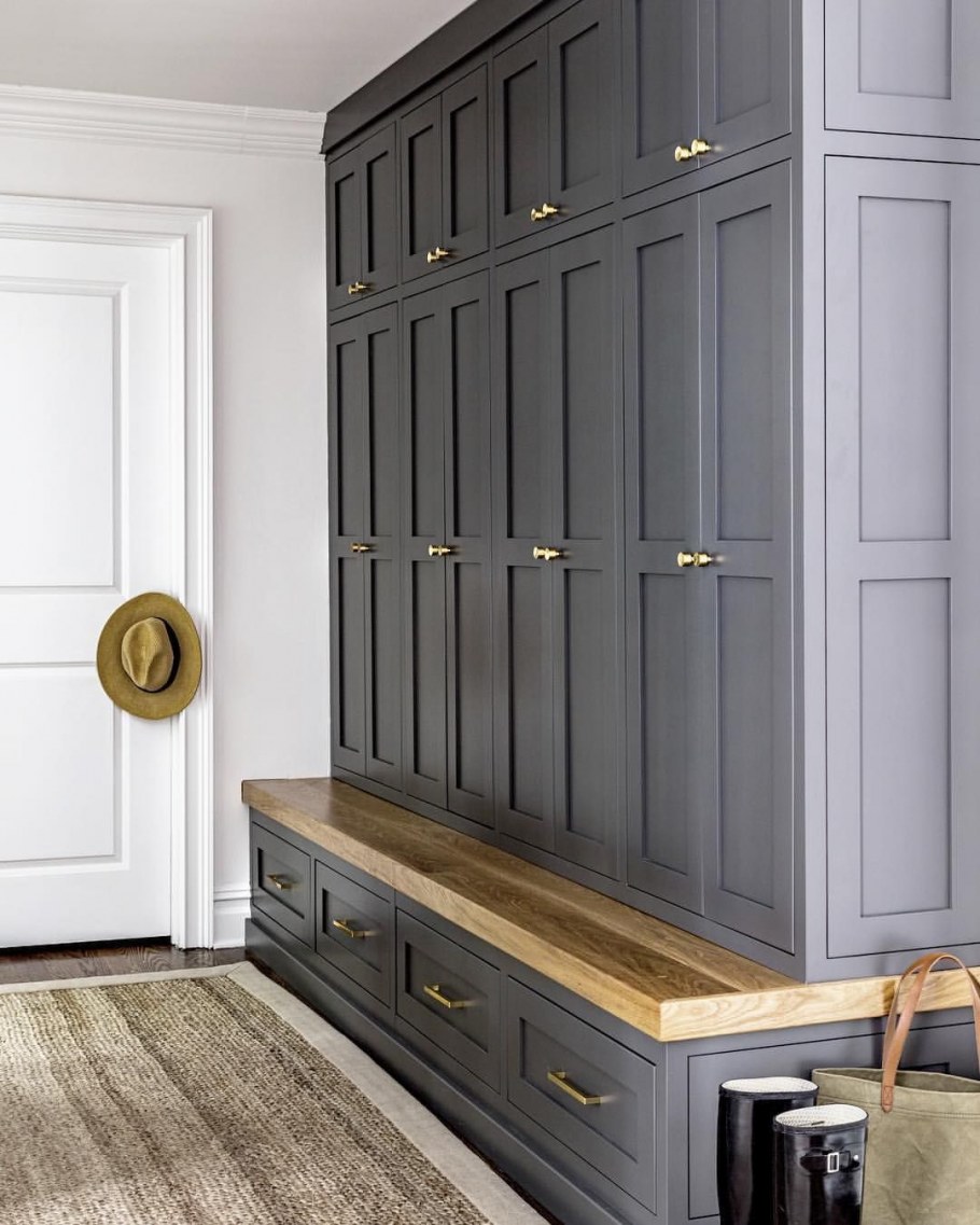 Шкаф из дерева в современном стиле