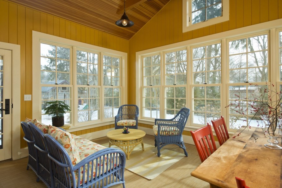 Застекленная терраса в деревянном доме