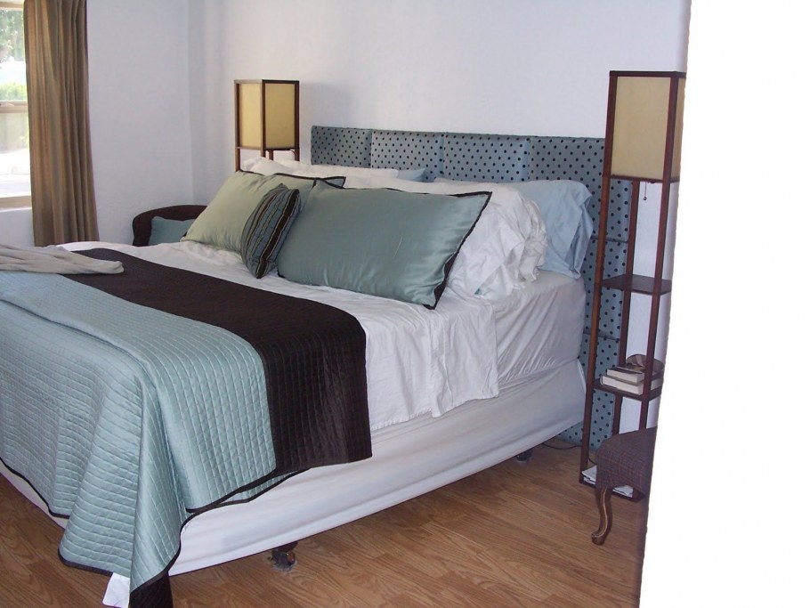 Стена за изголовьем кровати эко стиль