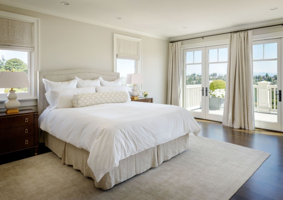 Стена у изголовья кровати