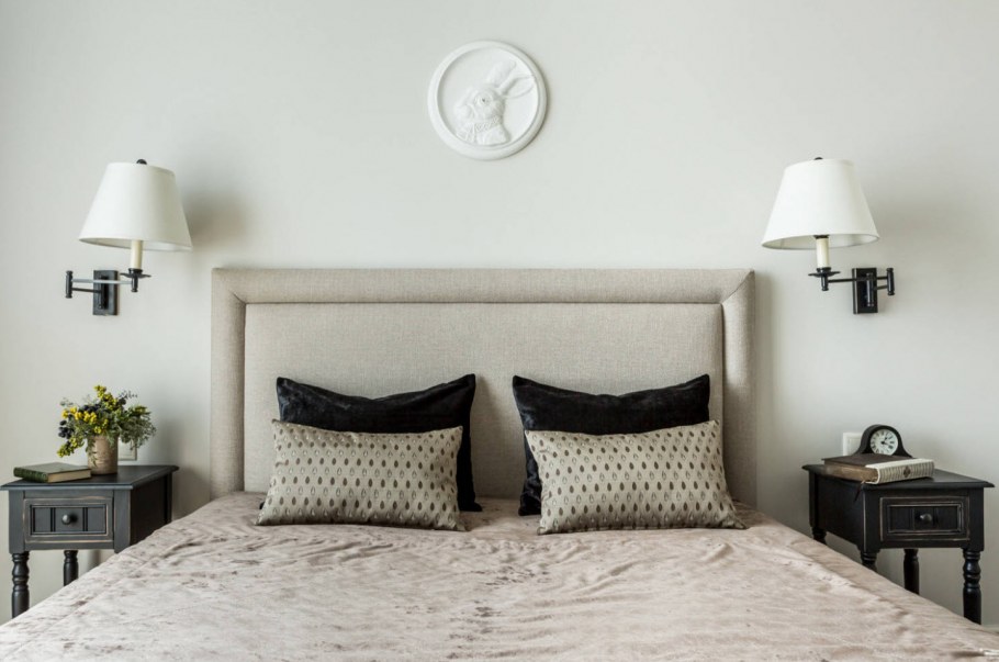 Стена у изголовья кровати