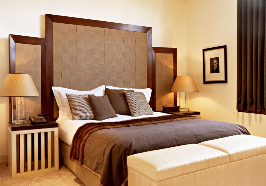 Шторы в изголовье кровати