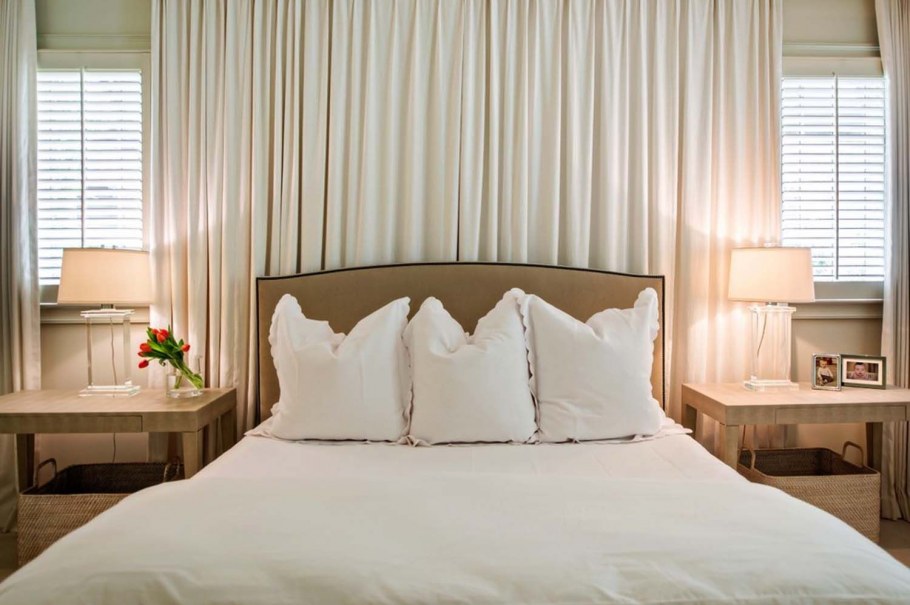 Барельеф над изголовьем кровати