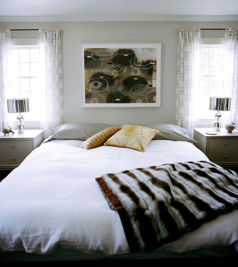 Украшение изголовья кровати стразами