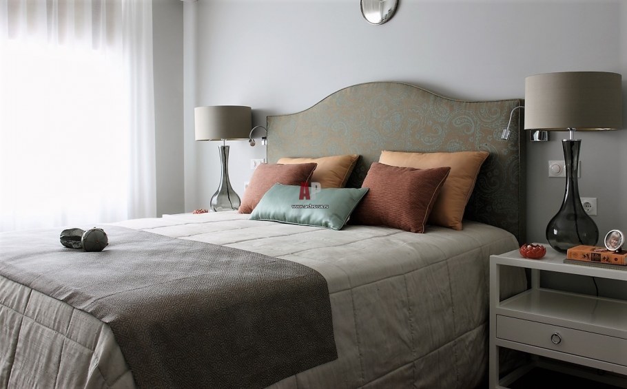 Спинка кровати и занавески в спальне