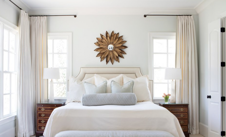 Окно над кроватью в спальне