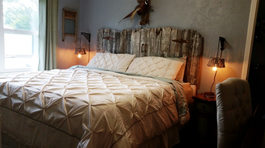 Багет настенный над кроватью