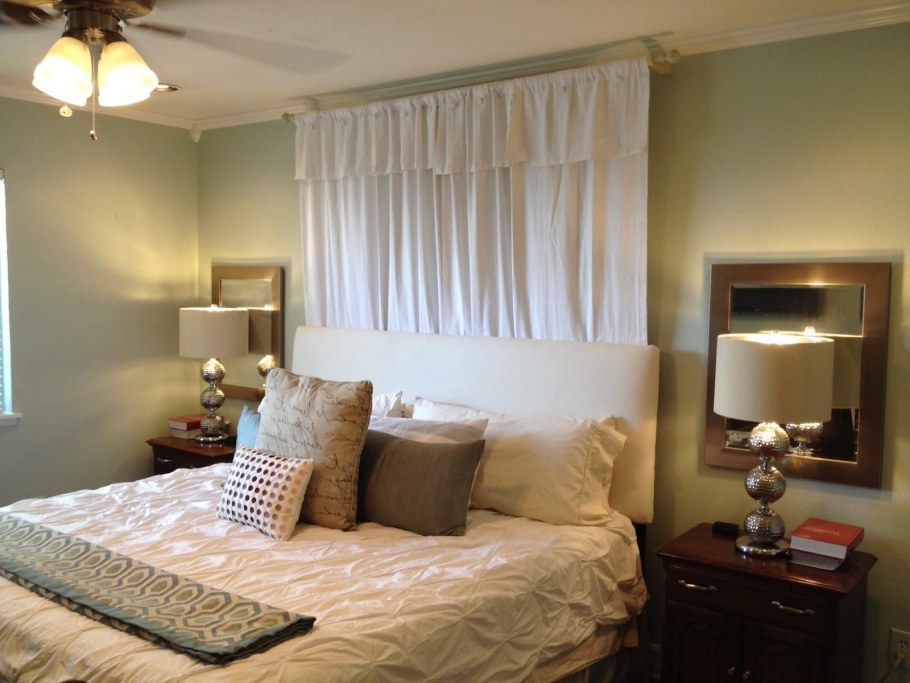 Кровать изголовьем к окну