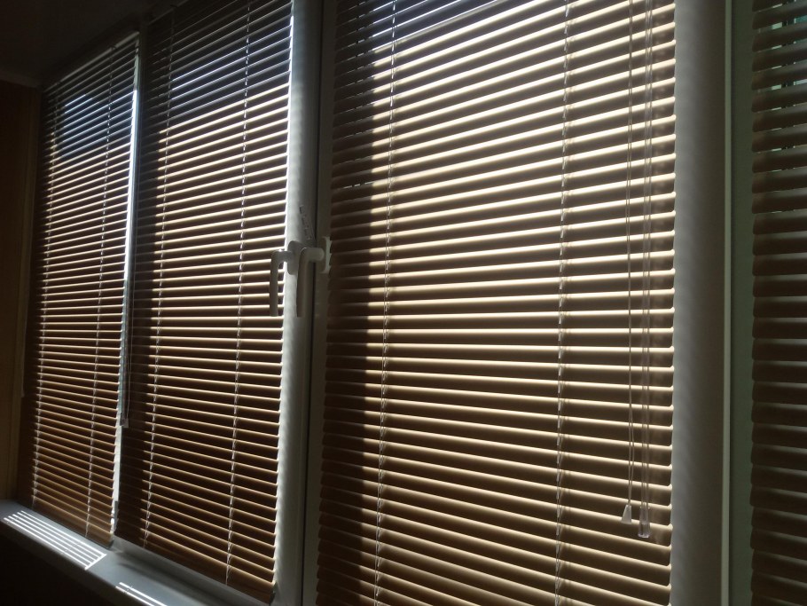 Жалюзи на окна горизонтальные