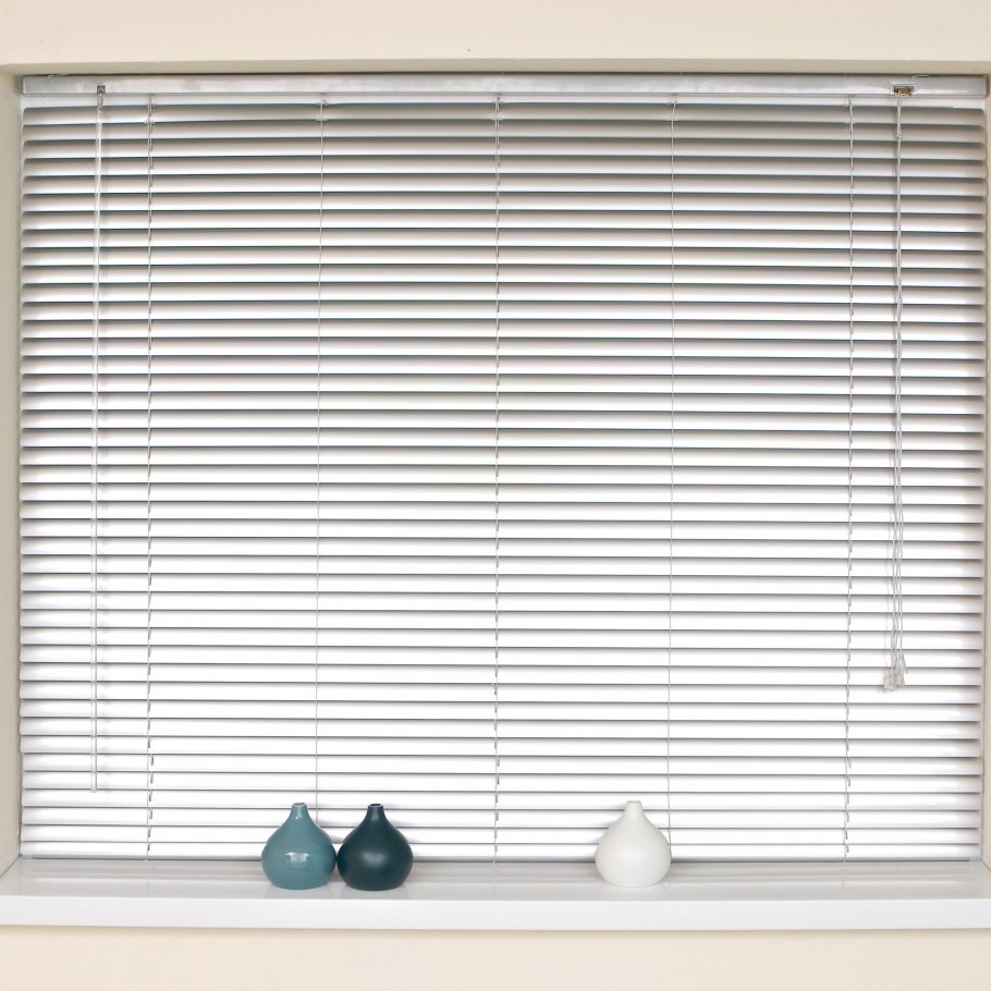 Горизонтальные холис жалюзи на пластиковые окна