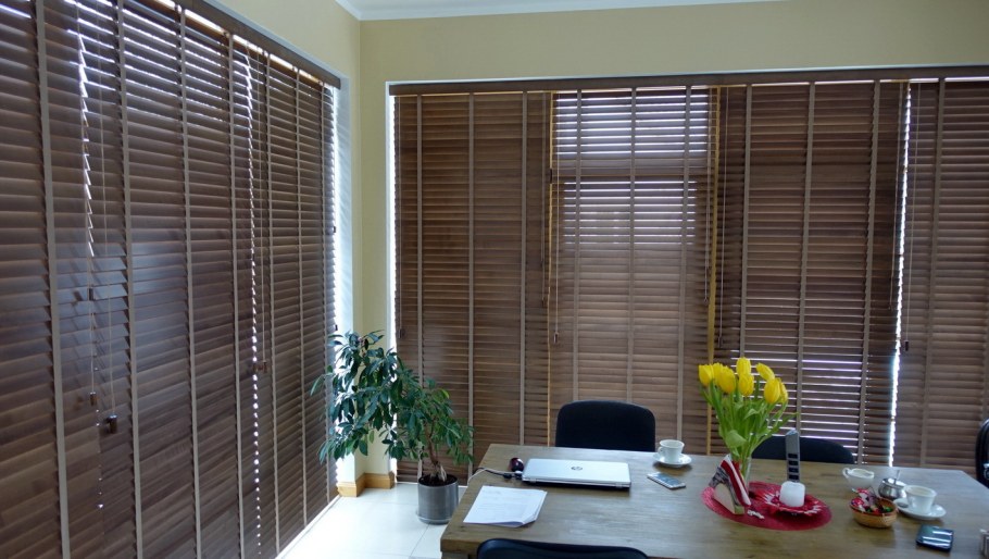 Горизонтальные деревянные жалюзи на пластиковые окна