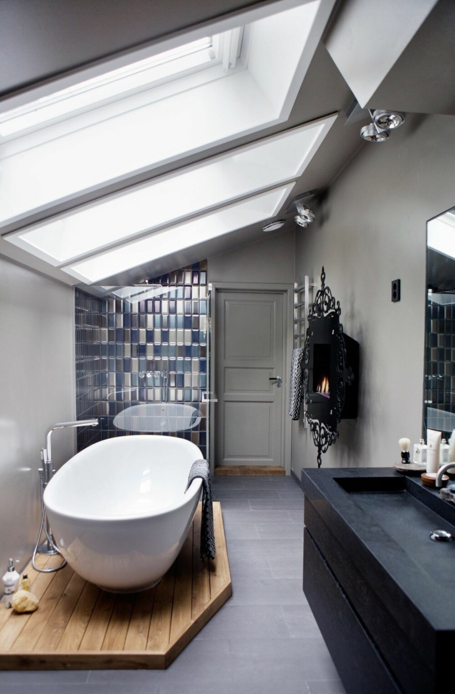 Ванная комната с мансардной крышей